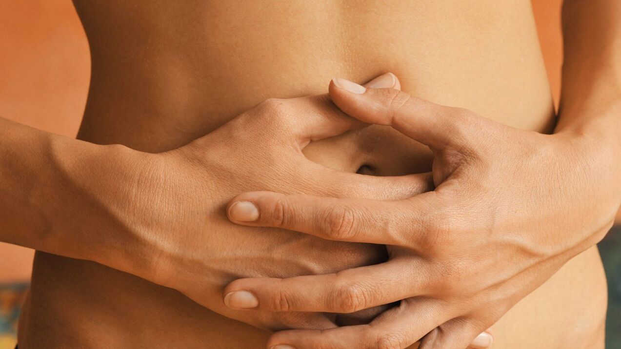 I parassiti che vivono nell'intestino causano dolore e pesantezza nell'addome