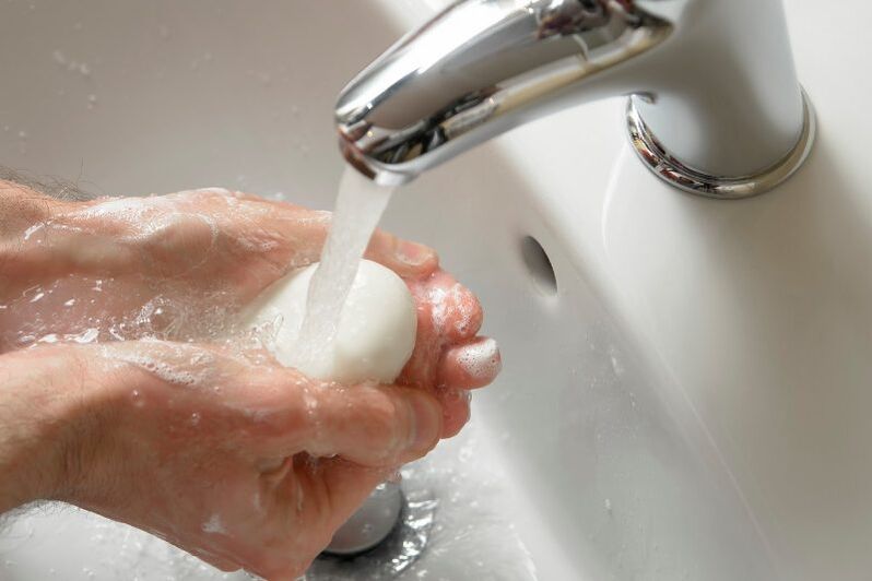 Lavarsi le mani con sapone per prevenire i vermi