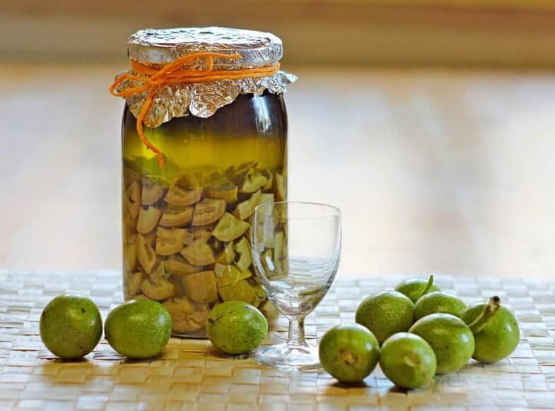 Crochung di giovani noci contro i parassiti